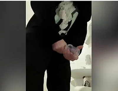 Twink Dryly Jerks Off In The Clinic