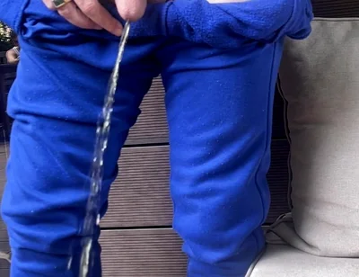 Amateur Guy Pissing in a Glass in Front of His Flatmate