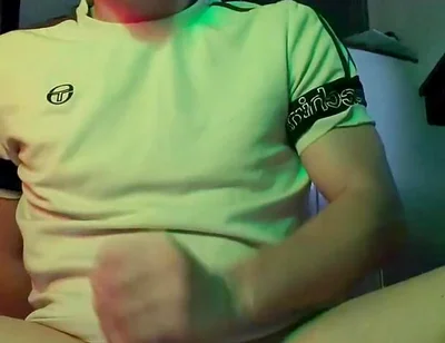 Twink Shows His Feet and Jerks off