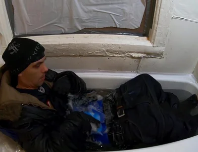 Skater rubbing the bulge in bathtube