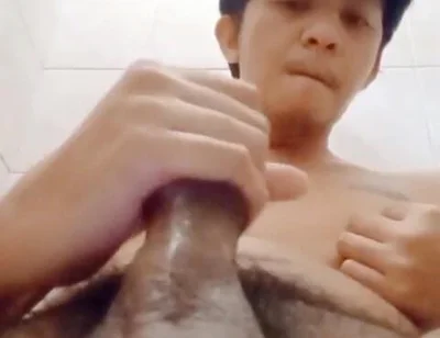 Filippino Twink Take His Own Load