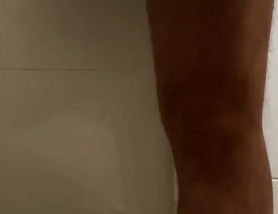 Crossdresser Con Un Gran Trasero En Minifalda Está Orinando