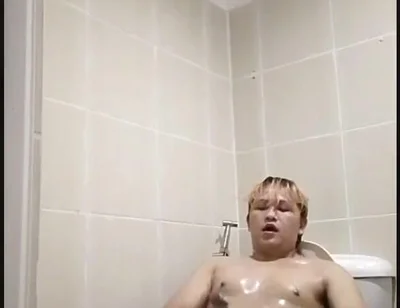 Philippino Twink Boy Eats His Own Cum!!