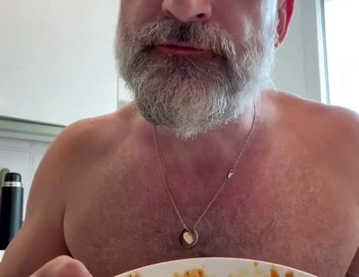 Macro Giants Eats Tiny