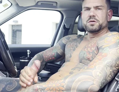 Guy Masturbates in the Car