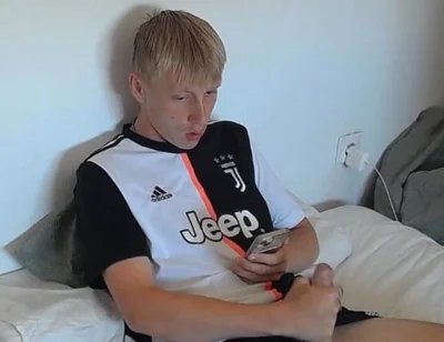 [face Reveal] Soccer Bro Jerks off in Bed