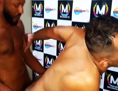 Socyal Sem Camisa In Sexo Gay A Tres E Ao Vivo No Palco De Uma Casa De Surubao Masculino No Brasil