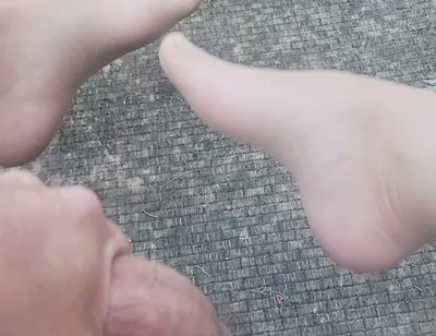 Cumming Hard Outdoors in Nylons