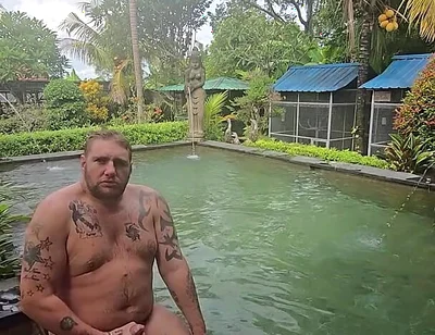 Jimbob Wanking in Pool
