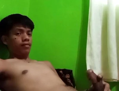 Philippino Twink Boy Jerks off in Bed, Huge Cumshot!