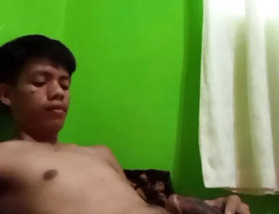 Philippino Twink Boy Jerks off in Bed, Huge Cumshot!