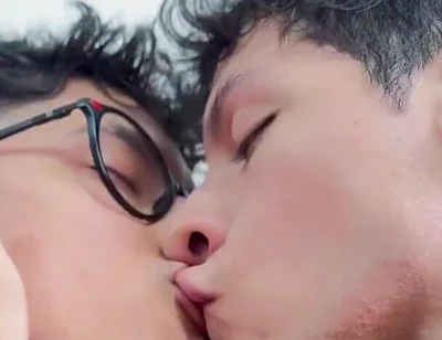 Uff I Want to Come!! Friends Give Each Other a Delicious Handjob and Eat Each Other with Kisses