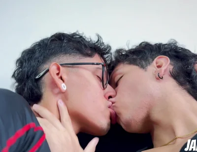 Uff I Want to Come!! Friends Give Each Other a Delicious Handjob and Eat Each Other with Kisses