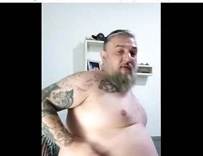 Gordo Jiggling In Bed