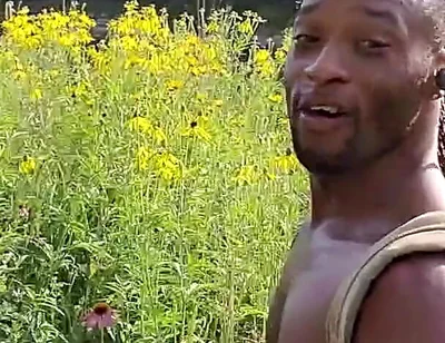Kenniejai Walks Nude by the River in Chicago and Gets Caught
