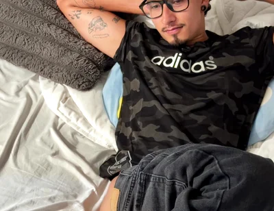 A Hetero's First Handjob with His Best Friend Watching Gay Porn