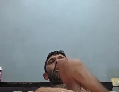 Straight Guy Jerks off in Close-up