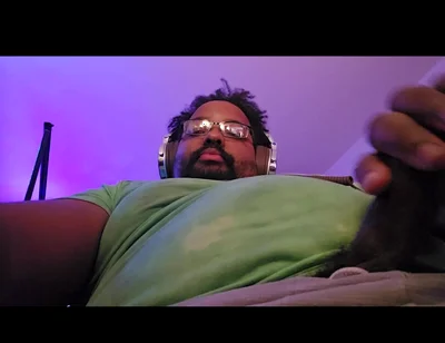Thick Stepdaddy Jerks off While Editing His Own Vid