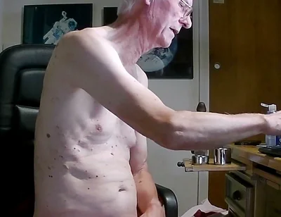 Obeying a Fan's Instructions on Live Web Show