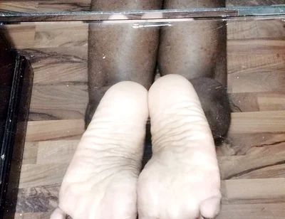 Display my soles in The Pose (2026)