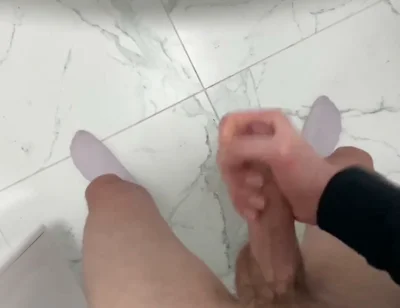 Guy Cums Juicy Without Hands in the Bath