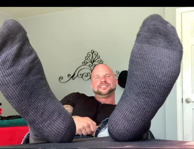 ‪why Are My Feet so Ticklish in Dress Socks?