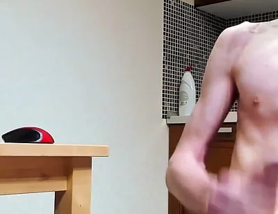 A strong vibration in my ass made me cum